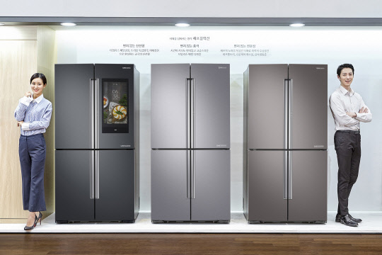 지난달 30일 삼성전자 모델이 2018년 '셰프컬렉션' 냉장고 신제품을 소개하고 있다.   삼성전자 제공